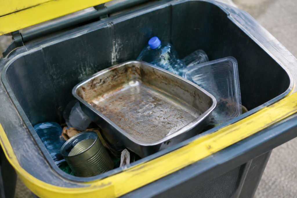 casserole metallique usagee posee dans bac tri selectif