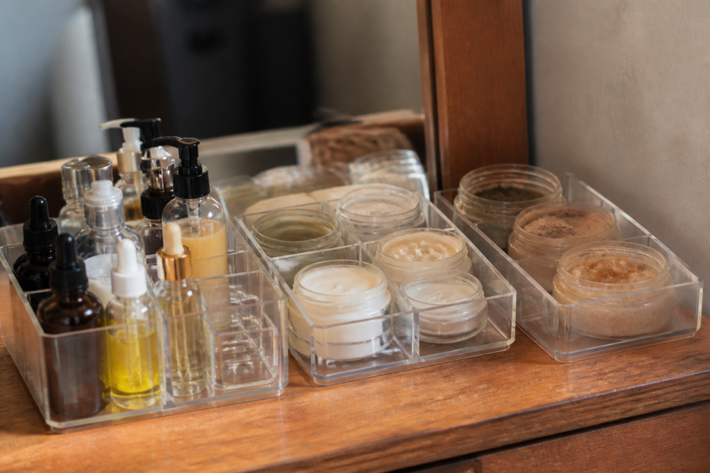 Pots et flacons de beaute organises selon leur texture